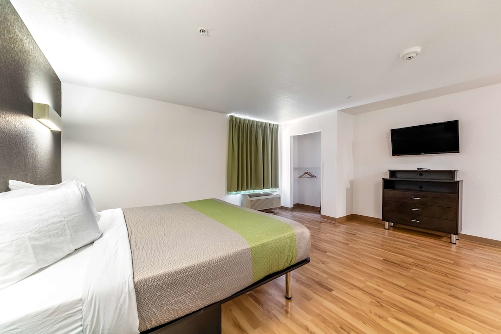 Deluxe Room, 1 King Bed, Non Smoking, Kitchenette, photo 6