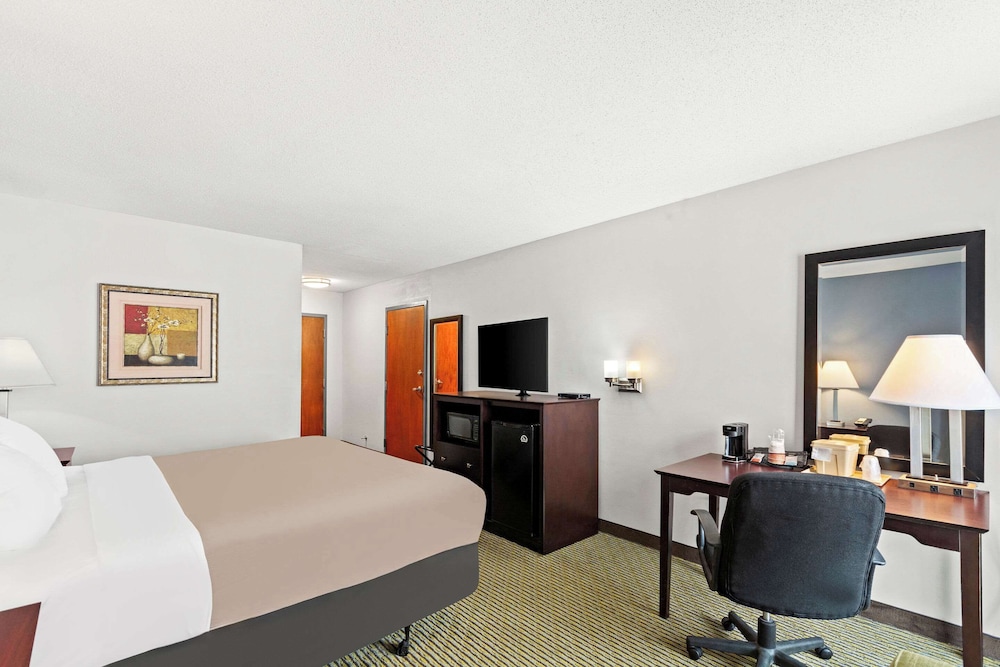 Room, 1 King Bed, Accessible, Non Smoking (Roll-In Shower) - Photo 3