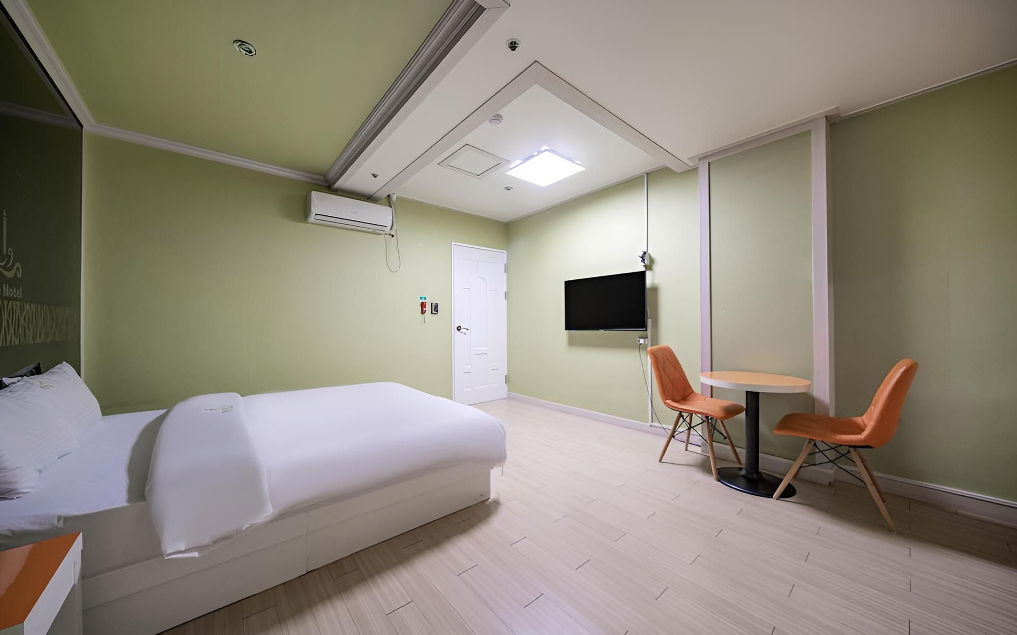 Room (Clothing Care Device Room (Netflix St) photo 1