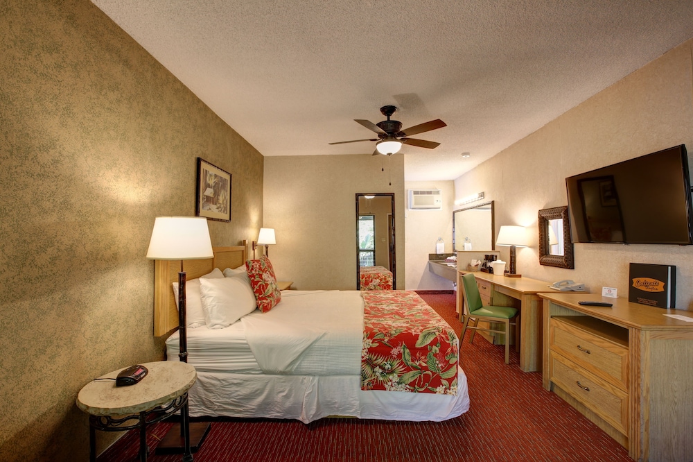 Room, 2 Double Beds - Photo 6