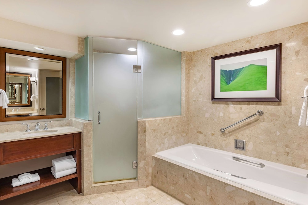 Standard Room, 1 King Bed, Ocean View thumbnail 6