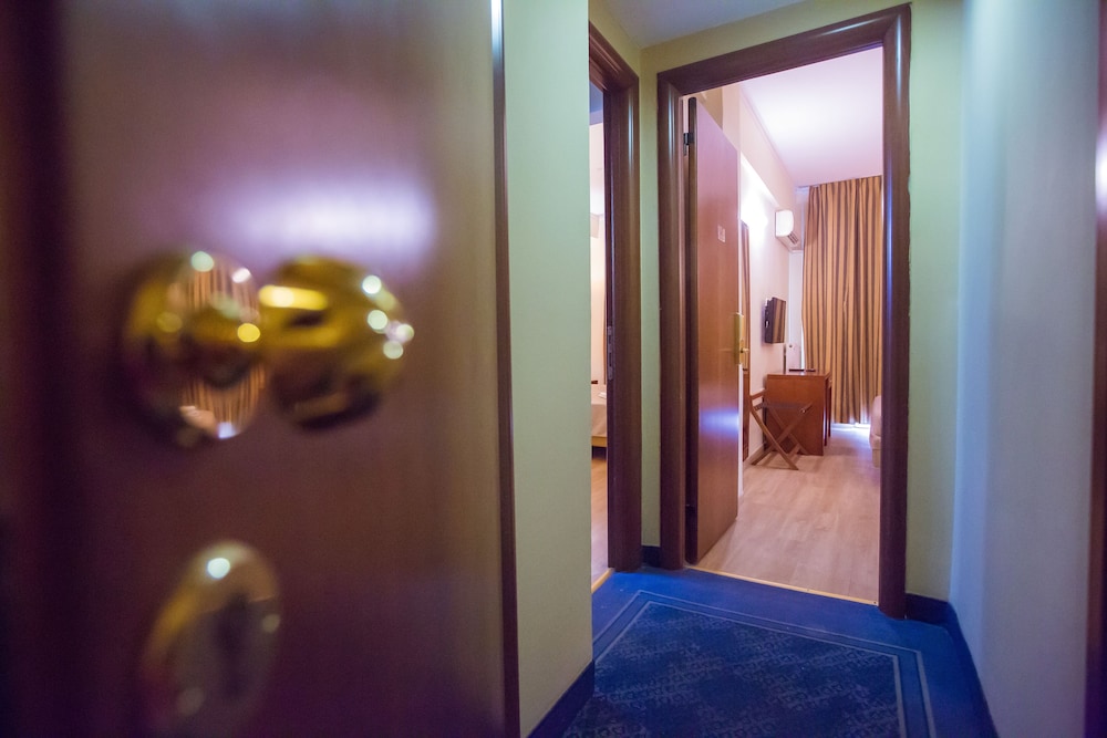 Family Room, Connecting Rooms