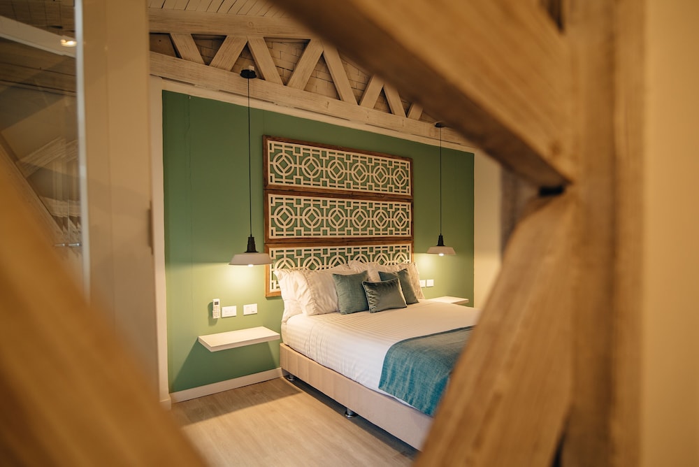 Standard Double Room, 1 Queen Bed, Pool View (First Level) photo 3