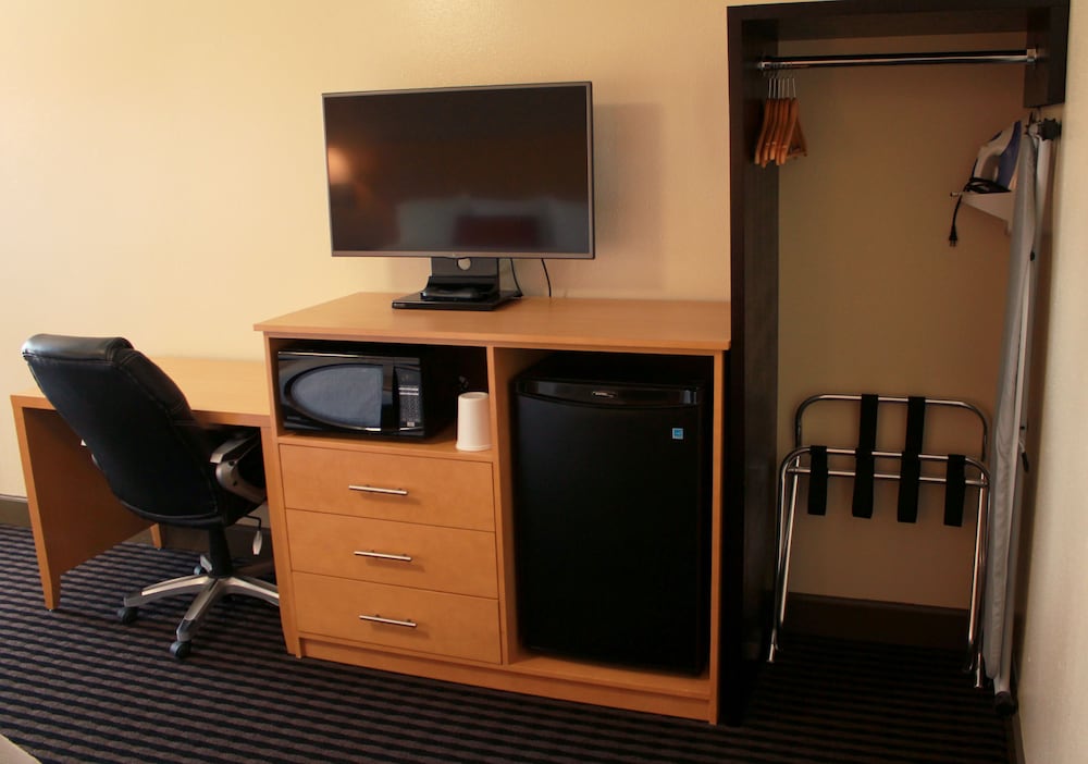 Romantic Room, 1 King Bed, Jetted Tub photo 2