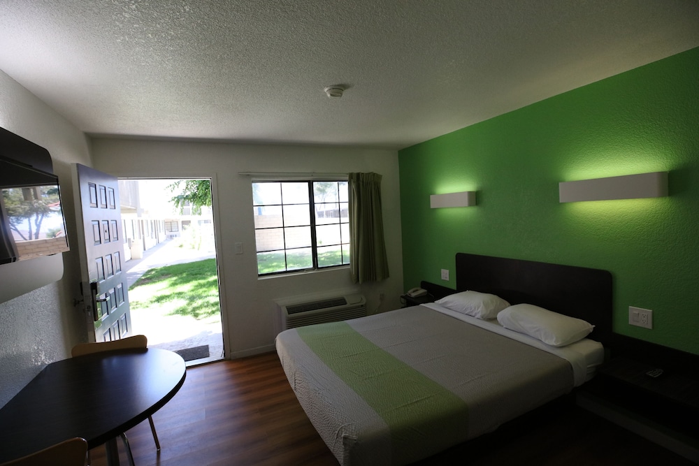 Deluxe Suite, 1 Queen Bed, Non Smoking, Kitchenette - Photo 8