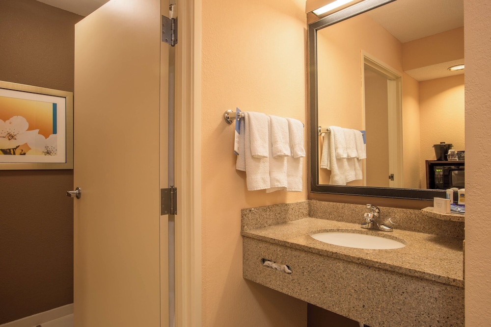 Room, 2 Double Beds (Hearing Accessible) - Photo 2