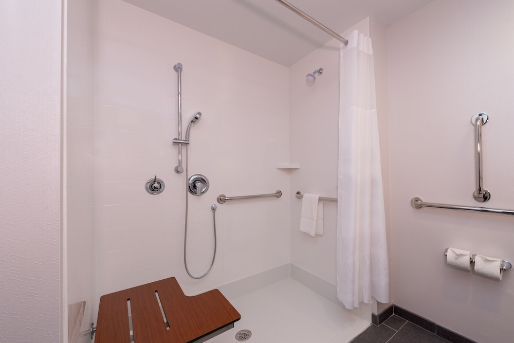 Studio, 1 King Bed, Accessible (Roll-In Shower) - Photo 5