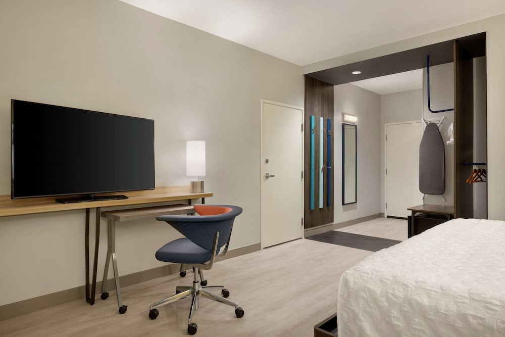 Room, 1 King Bed, Accessible (Hearing & Roll-in Shower) photo 2