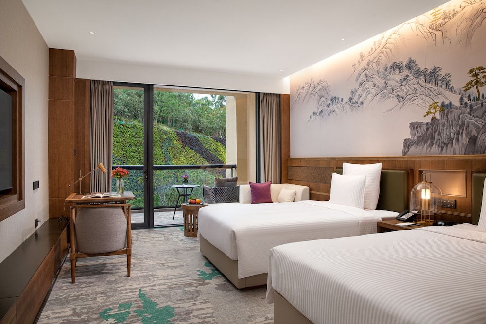 DELUXE ROOM, 2 Single Size Beds, Private Balcony, Mountain View - Photo 1