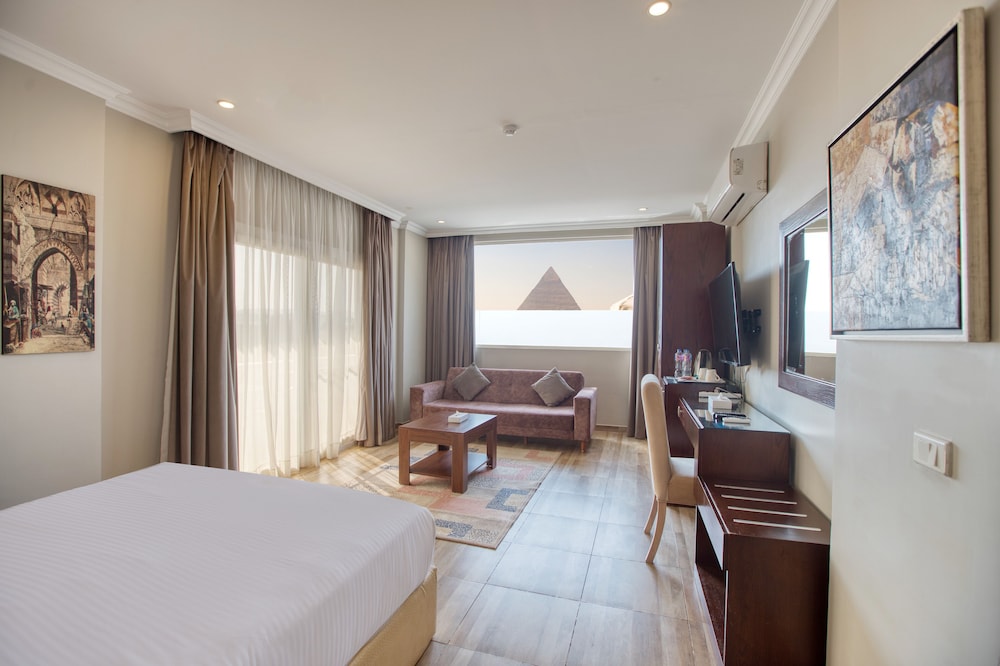 Luxury Suite with Panoramic Pyramids View & Balcony - Photo 3