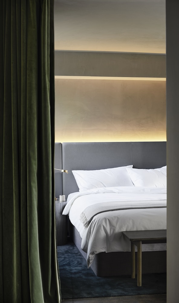 Two Bedroom Garden Suite - Photo 3