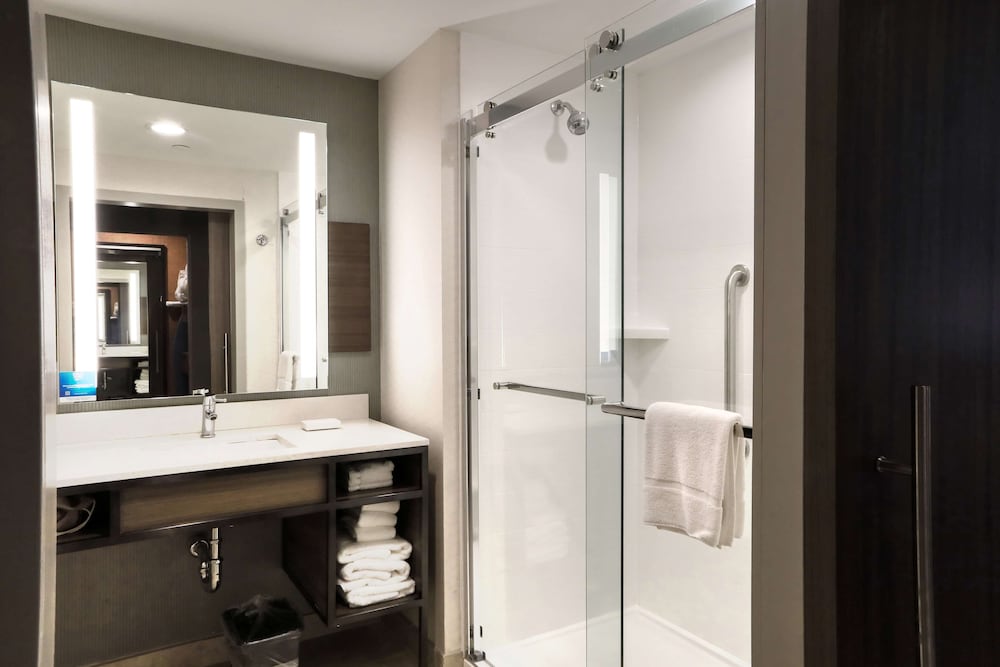 Deluxe Room, 1 King Bed, Accessible - Photo 3