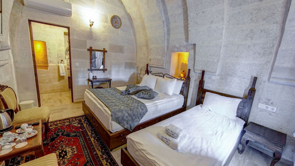 Standard Triple Suite, Courtyard View photo 3