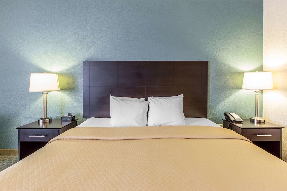 Standard Room, 1 King Bed, Non Smoking - Photo 3