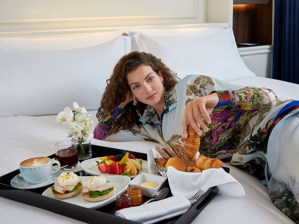 Suite, 1 King Bed, Terrace (Opera, with a Living room)