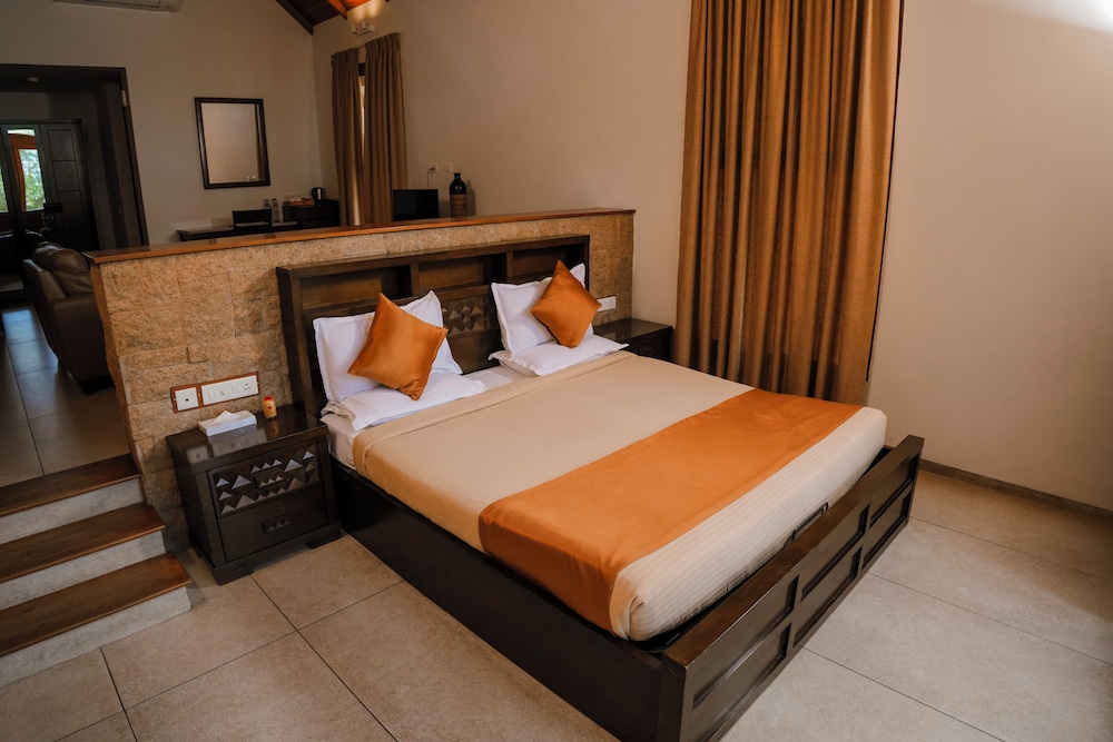 Premium Room, 1 King Bed, Balcony, Pool View photo 1
