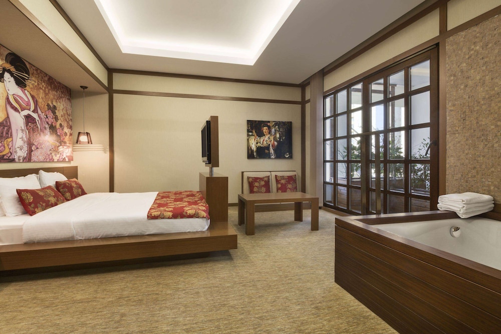Suite, 1 King Bed, Non Smoking (Garden)