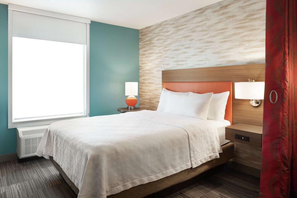 Suite, 1 Queen Bed, Accessible, Bathtub - Photo 2