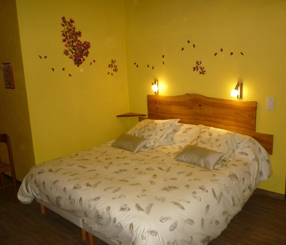 Family Room, Multiple Beds, Private Bathroom, Park View (Chambre du Pigeonnier ou du Prunier) photo 1