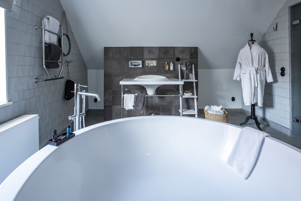 Suite, 1 King Bed, Non Smoking, Bathtub - Photo 17