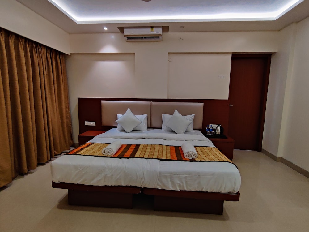 Deluxe Double Room with Balcony - Photo 23