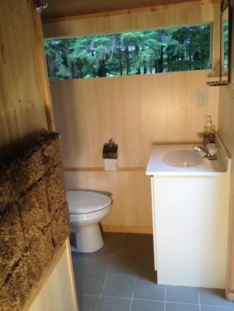 Family Room, 1 double and 2 single beds, Private Bathroom photo 2