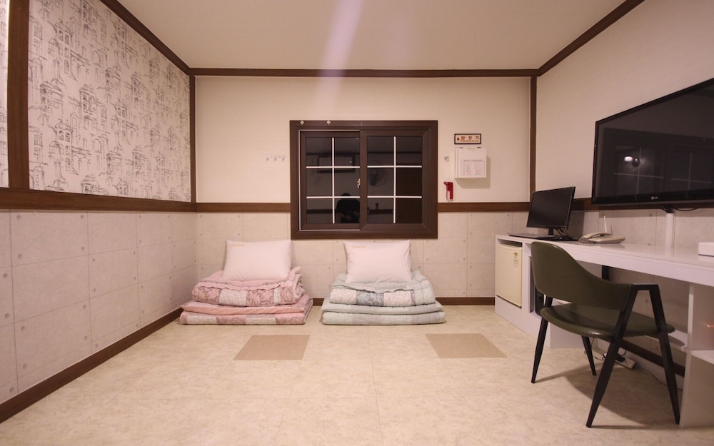 Room (Ondol (PC/cooling/heating good/snack )