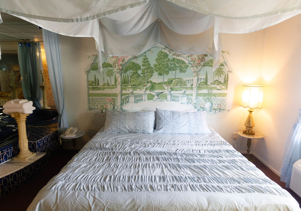Romantic Studio, 1 King Bed, 2 Bathrooms photo 3