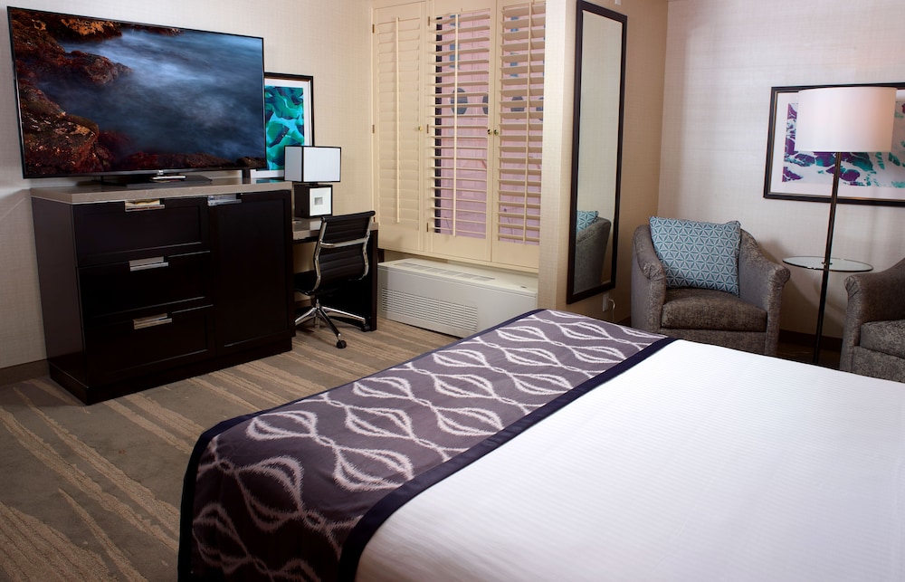 Deluxe Room, 1 King Bed, Non Smoking - Photo 4