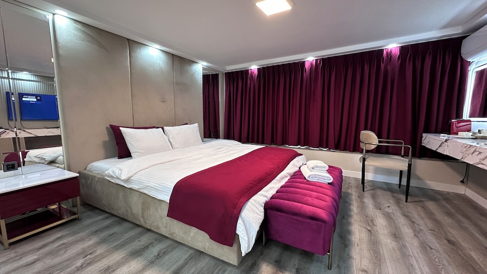 Family Suite, 1 King Bed with Sofa bed, Balcony, City View photo 2