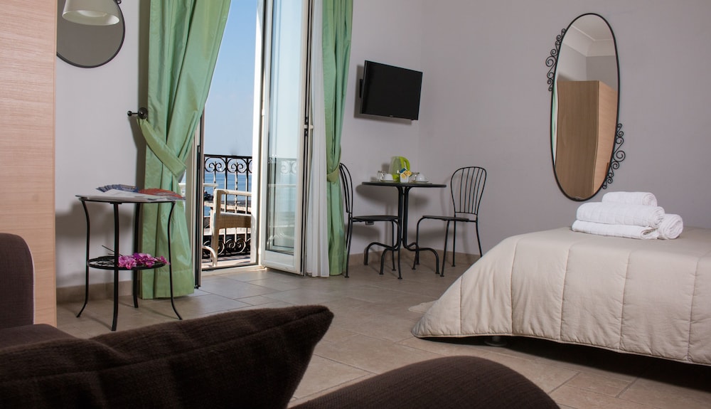 Triple Room, Balcony, Sea View photo 1