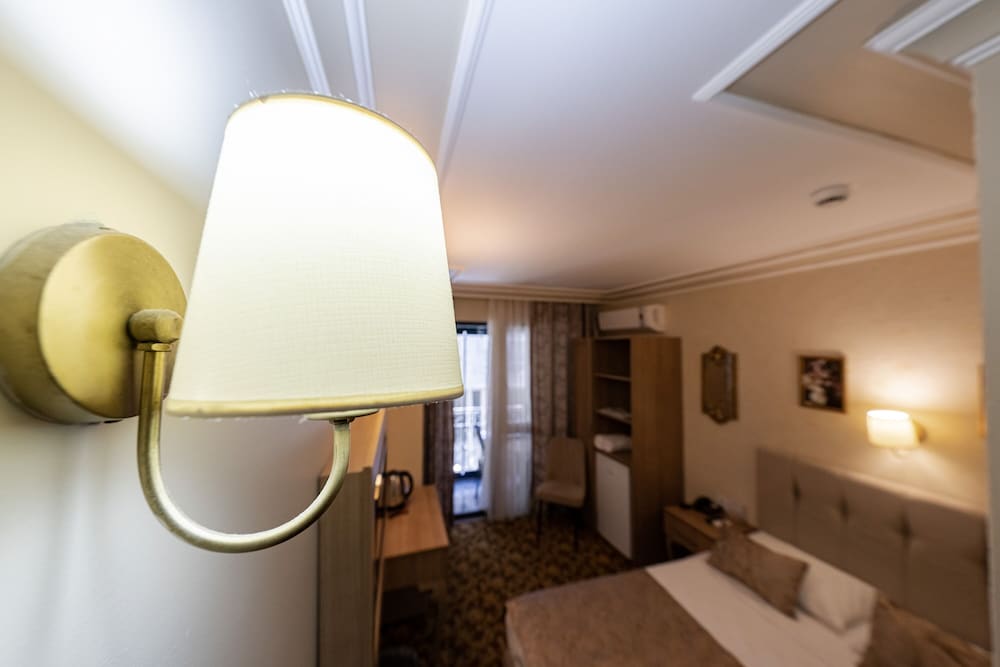 Standard Room with City View and French Balcony (Double Bed) - Photo 3