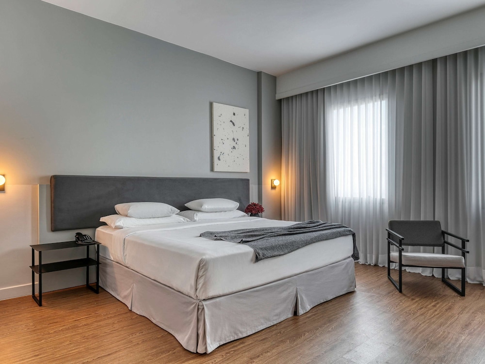 Premium Room, 1 King Bed - Photo 1
