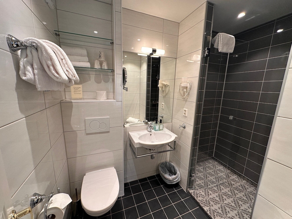 Deluxe Room - Photo 5