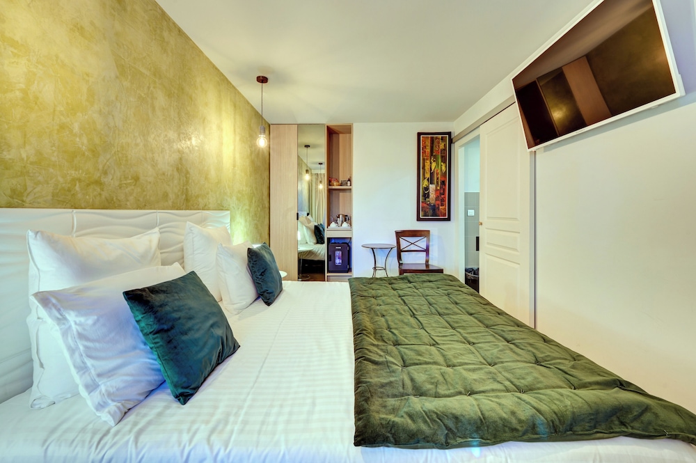 Double Room (Les Petites)