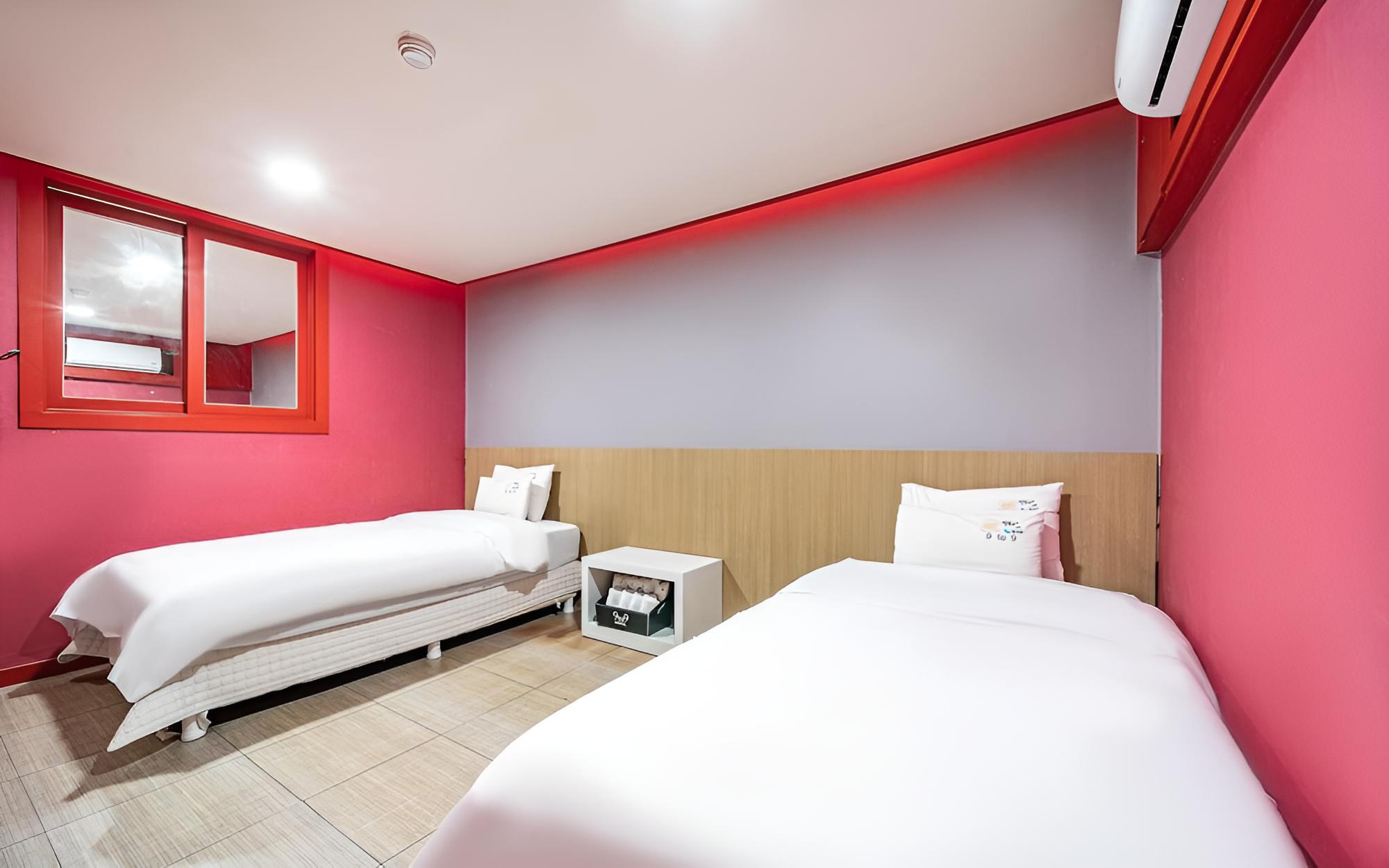 Room (Twin A (watch Netflix - personal acco) - Photo 1