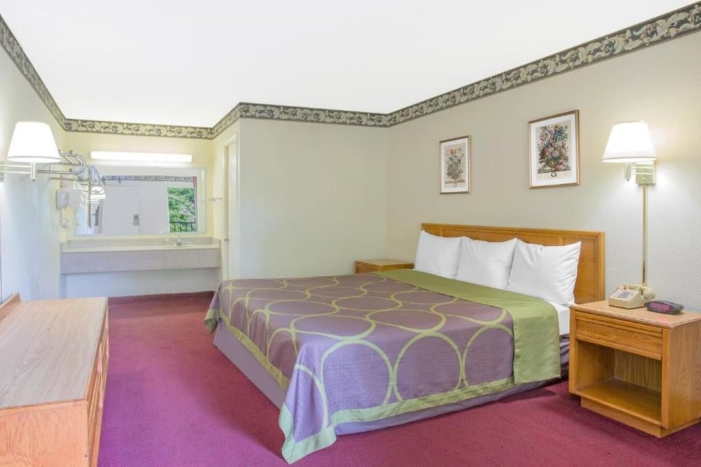 Standard Room, 1 King Bed, Smoking photo 2