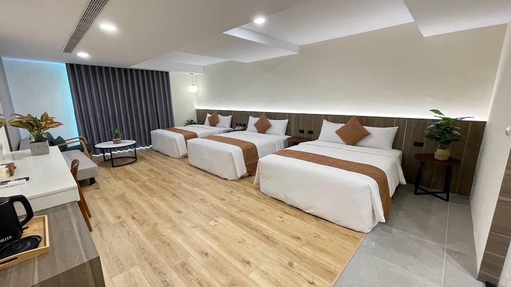 Six Persons Room, Balcony with Mountain View photo 2