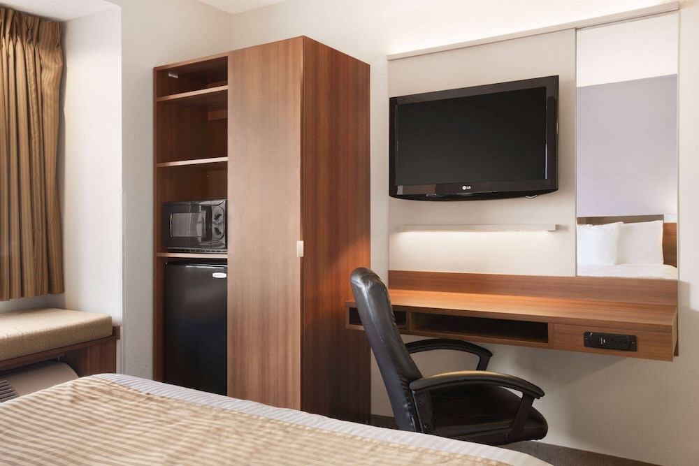 Superior Room, 1 Queen Bed (microwave & fridge included) photo 1