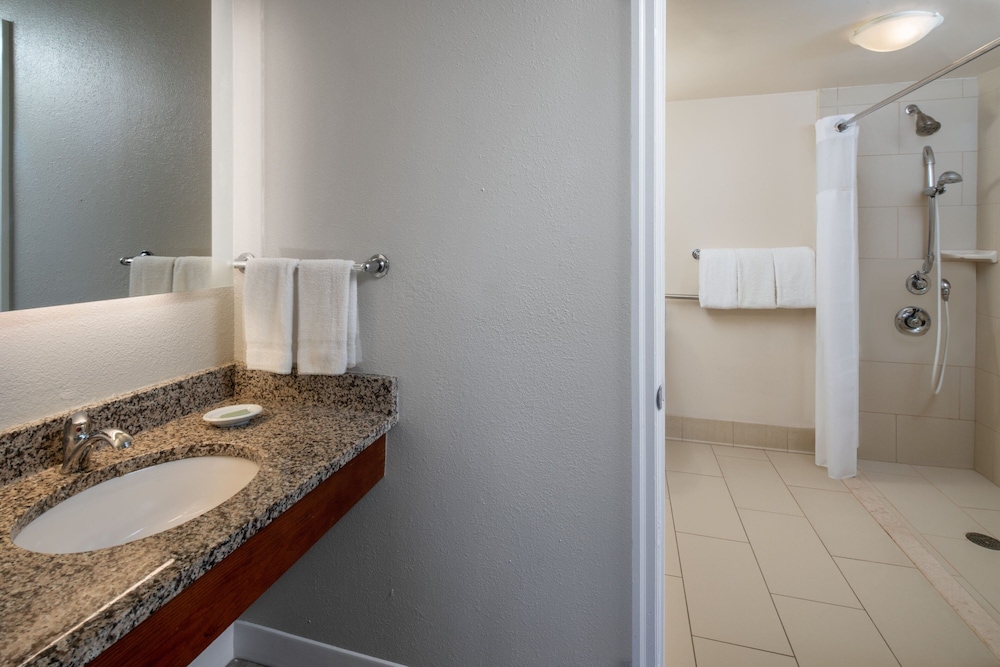 Suite, 2 Bedrooms (Mobility/Hearing Accessible, Tub) thumbnail 6