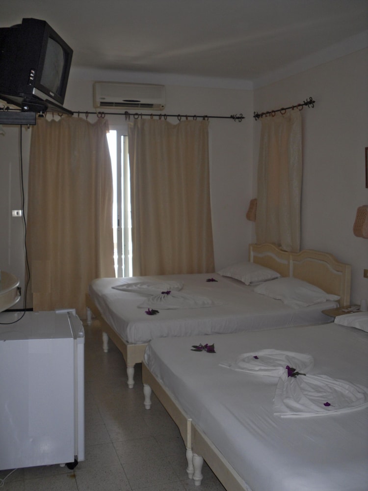 Quadruple Room - Photo 1