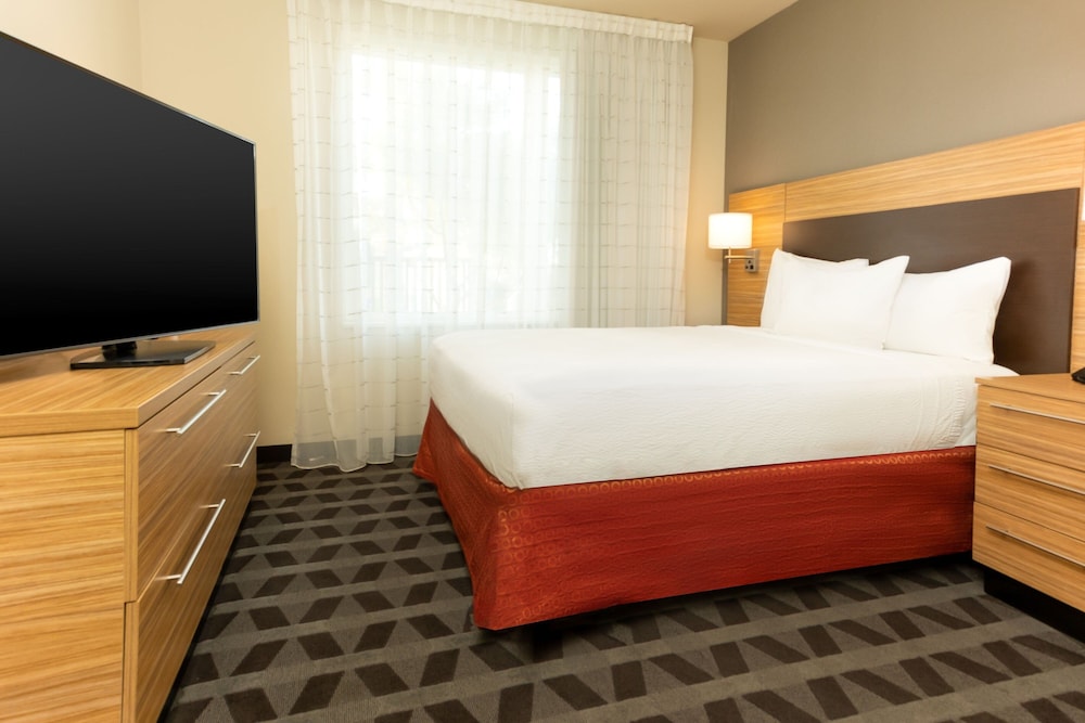 Suite, 1 Queen Bed with Sofa bed, Corner (Mobility/Hearing Access, Roll-in Shwr)