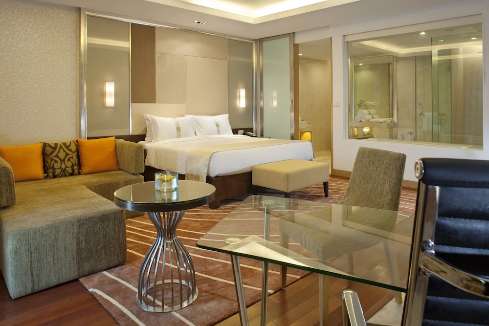 Suite, 1 King Bed, Smoking, Club Lounge Access
