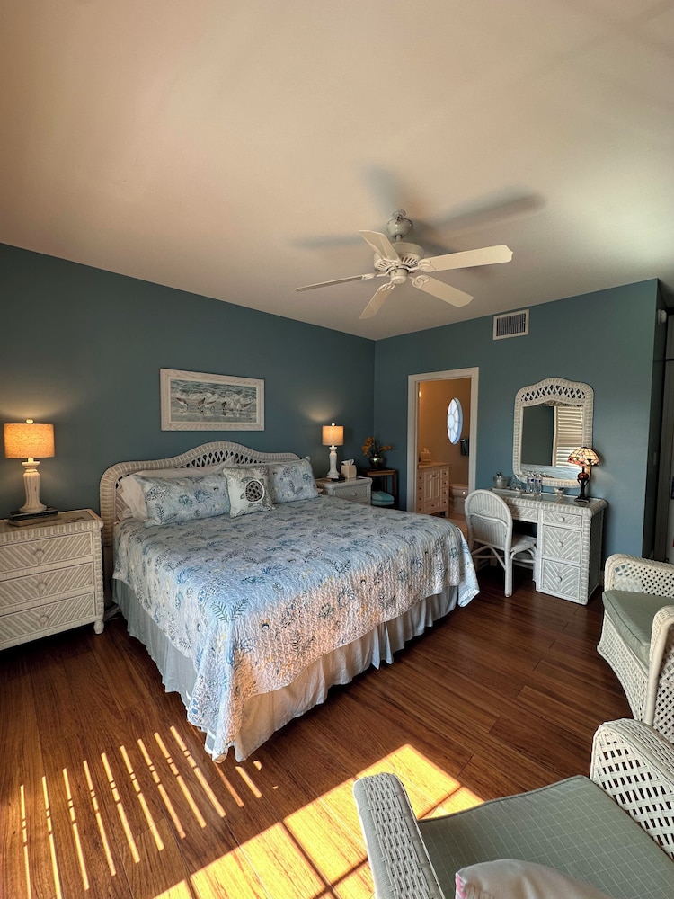 Balcony with Ocean view, 1 King bed, Shower photo 3