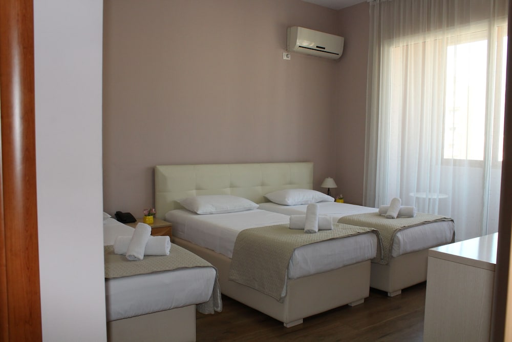 Standard Triple Room, 1 Bedroom, Accessible, City View photo 3