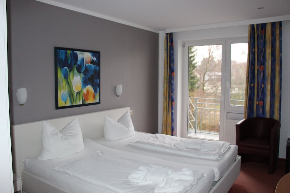 Basic Double Room, 1 Queen Bed