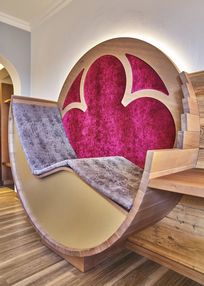 Romantic Suite, 1 King Bed, Balcony, Garden View photo 3