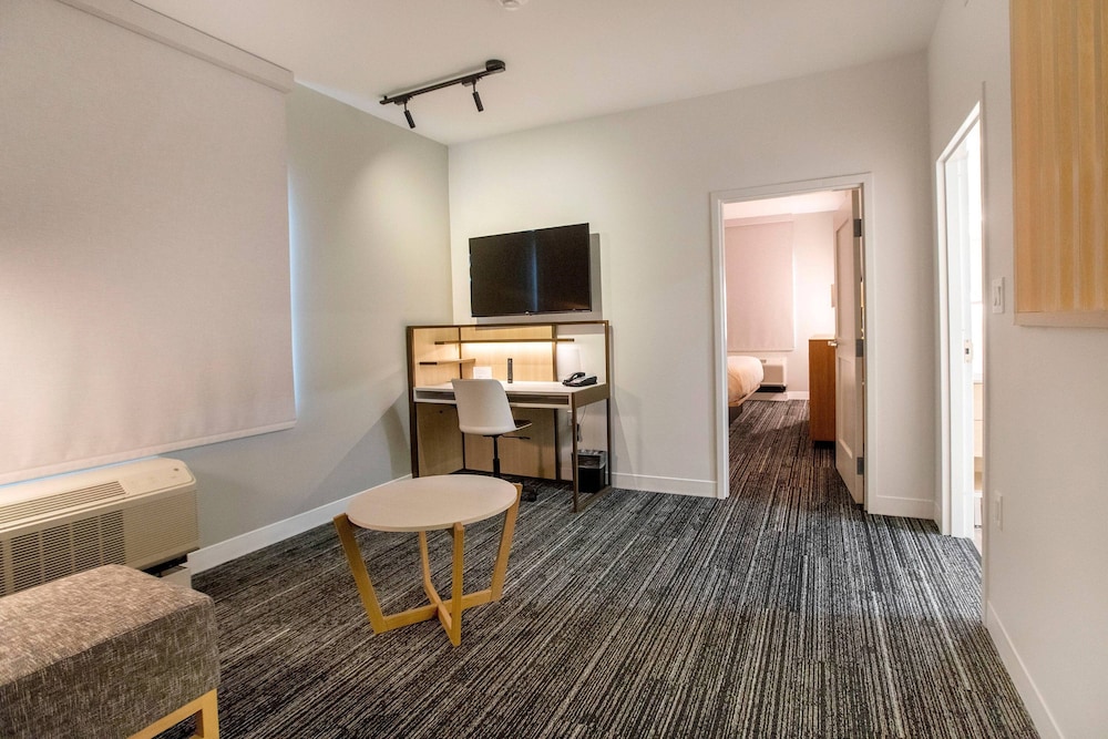 Suite, 1 Bedroom (Mobility/Hearing Accessible, Tub) photo 2