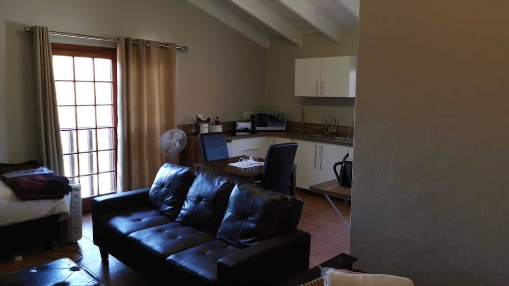 Deluxe Apartment, 1 King Bed, Non Smoking, Patio photo 2