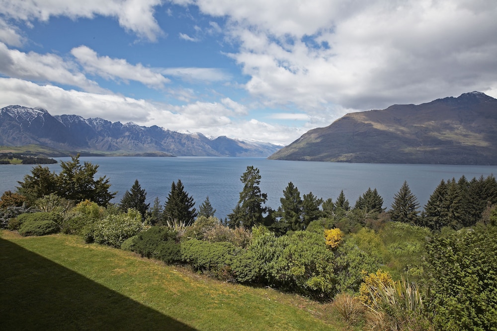 Deluxe Room, 1 King Bed, Lake View - Photo 4